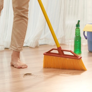 Kenapa Tidak Boleh Menyapu saat Imlek? Ini Alasannya...