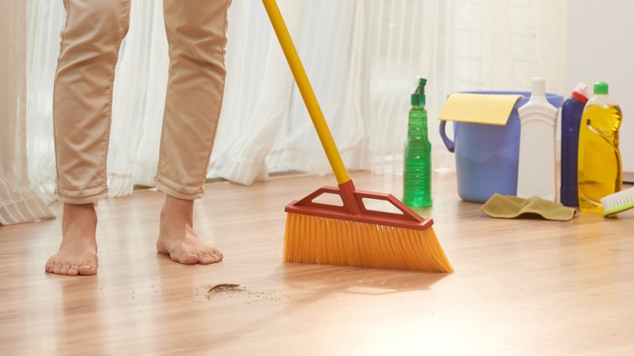 Kenapa Tidak Boleh Menyapu saat Imlek? Ini Alasannya...