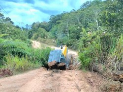 Jembatan Akses 2 Kecamatan di Nunukan Ambruk gegara Alat Berat Terperosok