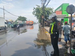 Direndam Banjir, Arus Lalu Lintas di Tambak Langon Surabaya Macet