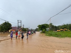 Jalan Lopian Tapteng Tergenang Banjir, Antrean Kendaraan Mengular