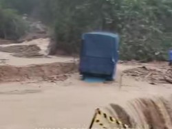 Material Longsor dan Banjir Tutupi Jalan, Jalur Lintas Sibolga-Tarutung Putus