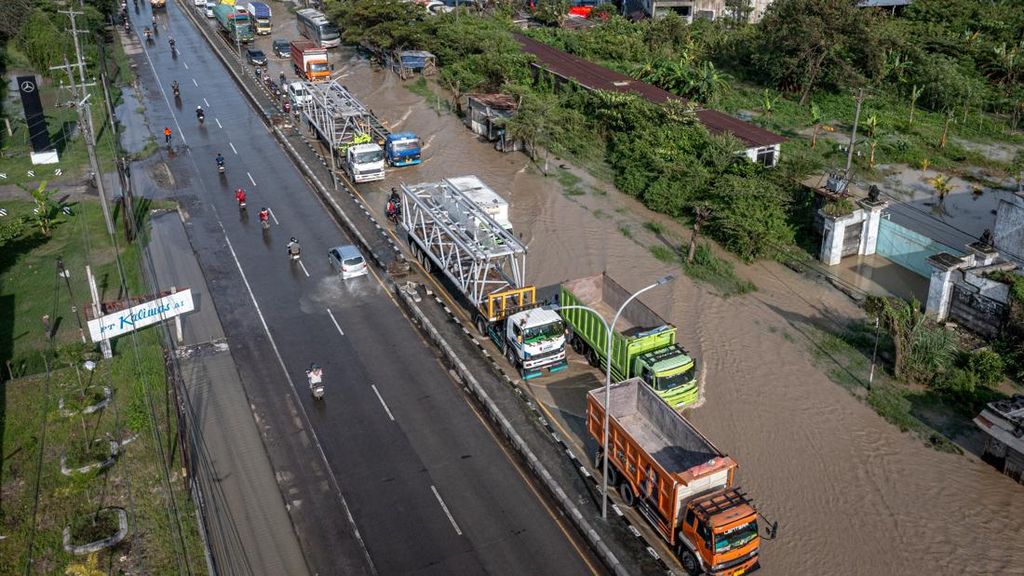 FOTO: Banjir Rendam Jalur Pantura, Macet Mengular 15 Kilometer