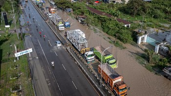 FOTO: Banjir Rendam Jalur Pantura, Macet Mengular 15 Kilometer