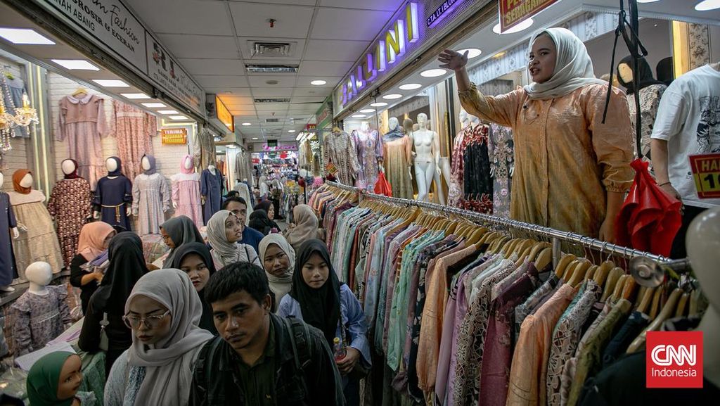 FOTO: Berkah Jelang Ramadan di Pasar Tanah Abang