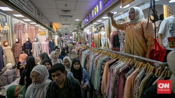 FOTO: Berkah Jelang Ramadan di Pasar Tanah Abang