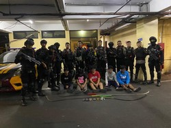 Brimob Polda Metro Tangkap 5 Pemuda Bawa Sajam di Jaktim