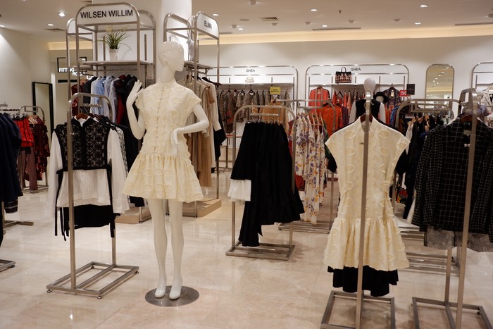 Produk Elima kini bisa ditemukan di ritel, seperti Galeries Lafayette Pacific Place, SOGO Department Store Plaza Senayan, dan butik di Kebayoran Baru.