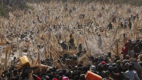 FOTO: Festival Mancing di Nigeria Ubah Sungai Jadi Lautan Manusia