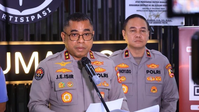 Polri mengungkap hubungan eks Kapolres Bima Kota AKBP Didik Putra Kuncoro dengan Aipda Dianita Agustina, polwan yang dititipi koper berisi narkotika.