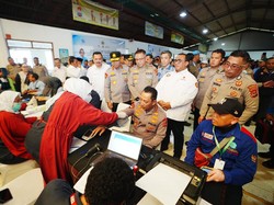 Kapolri Ikut Donor Darah Bareng Buruh di HUT ke-53 KSPSI di Tangerang