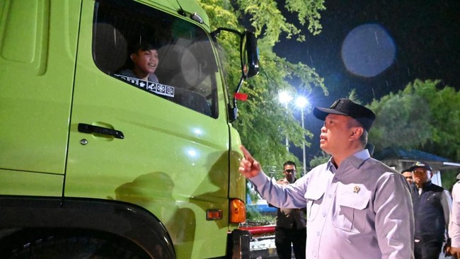 Menhub Dudy Purwagandhi minta kepolisian tindak truk sumbu tiga yang langgar SKB arus mudik Idul Fitri 2026. Pelabuhan BBJ padat truk besar.