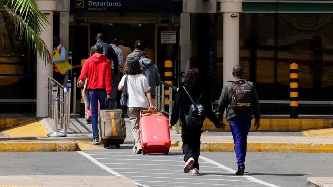Travellers arrive at the airport as a strike by workers causes flight delays at the Jomo Kenyatta International Airport (JKIA) in Nairobi, Kenya, February 16, 2026. REUTERS/Monicah Mwangi