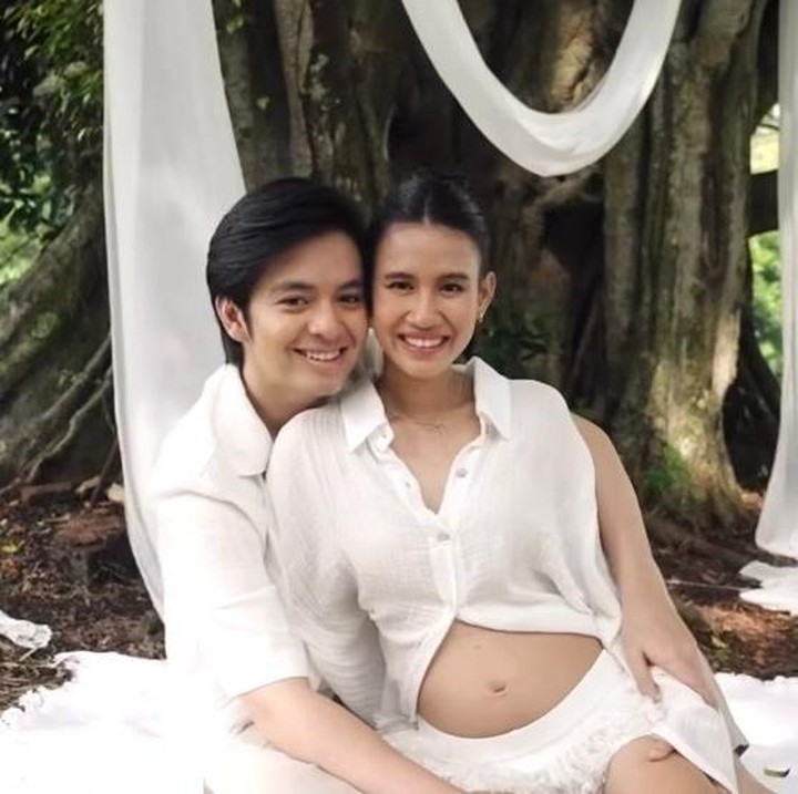 <p>Artis Shenina Cinnamon kini tengah menjalani kehamilan pertamanya, Bunda. Belum lama ini, Shenina bersama sang suami, Angga Yunanda, mengadakan acara <em>gender reveal</em> untuk mengungkap jenis kelamin anak pertama mereka. (Foto: Instagram @angga / @sheninacinnamon)</p>