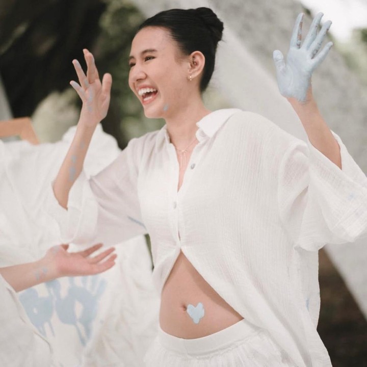 <p>Shenina juga sempat memamerkan <em>baby bump</em>-nya dengan bangga usai mengetahui jenis kelamin anak pertamanya. Rasa bahagia pun begitu jelas terlihat di raut wajah Shenina, Bunda. (Foto: Instagram @angga / @sheninacinnamon)</p>