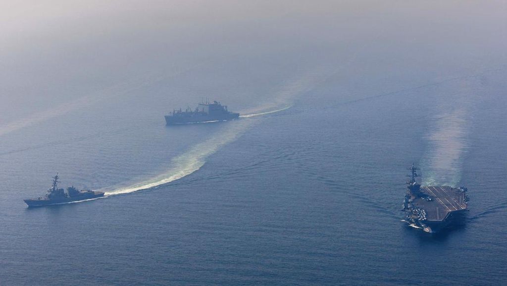 Iran Makin Berapi-api, Gempur Kapal Induk AS Pakai 4 Rudal Balistik!