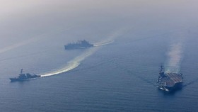 Iran Makin Berapi-api, Gempur Kapal Induk AS Pakai 4 Rudal Balistik!