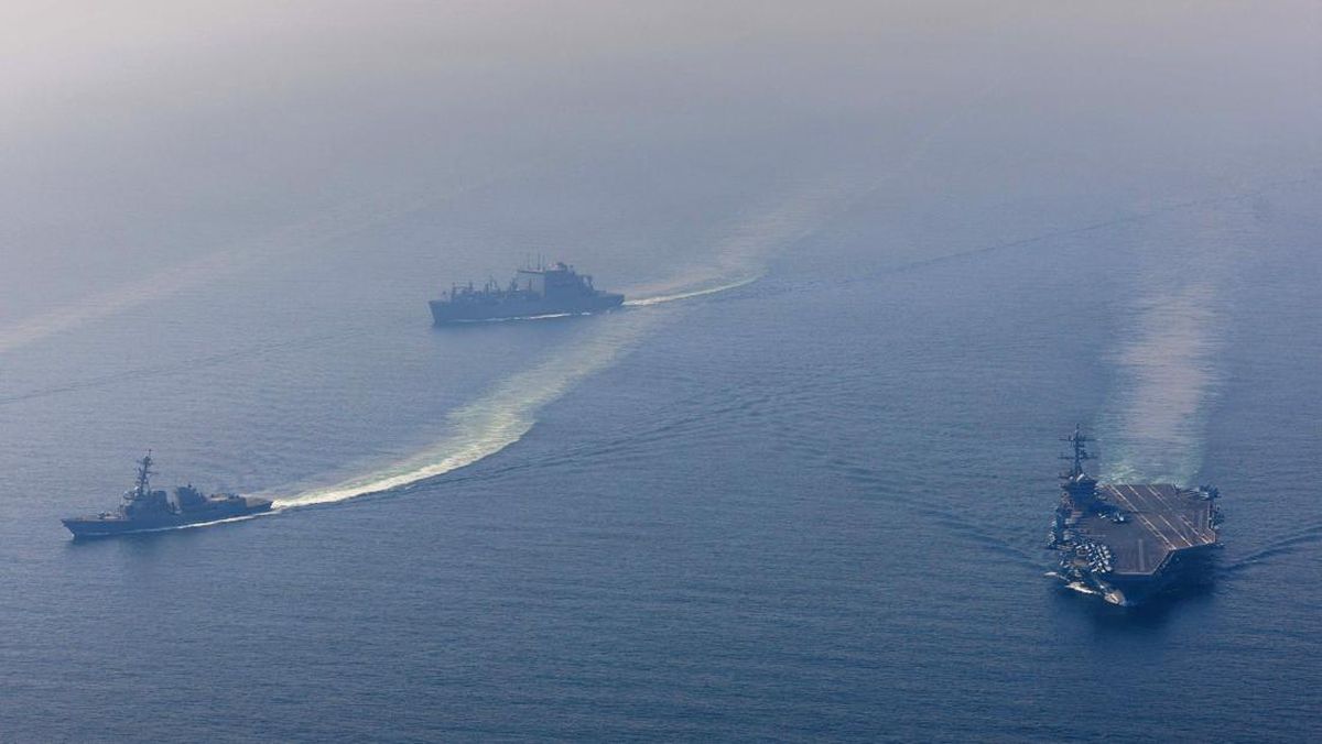 Iran Makin Berapi-api, Gempur Kapal Induk AS Pakai 4 Rudal Balistik!