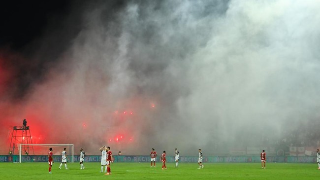 PSSI mempertimbangkan larangan suporter tandang musim depan akibat ulah-ulah negatif fans musim ini.