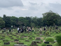 Jelang Ramadan, TPU Menteng Pulo Dipadati Peziarah