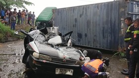 Sopir dan 'Pak Ogah' Diamankan Usai Kontainer Timpa Sedan di Karawang