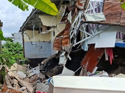 Pasutri Tertimbun Rumah Ambruk Saat Hujan Deras di Karangasem