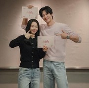 Shin Hae Sun dan Na In Woo akan Reuni di Drakor Rom-Com Netflix Baru Love O'Clock