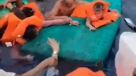 Momen Dramatis Penumpang Balita Terombang-ambing usai Kapal Tenggelam