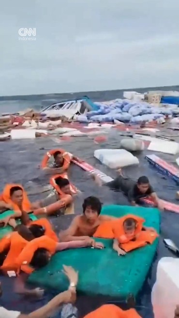 Momen Dramatis Penumpang Balita Terombang-ambing usai Kapal Tenggelam