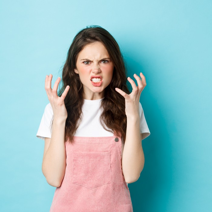 Masyarakat Tionghoa dilarang marah pada hari pertama Imlek. Hal tersebut dipercaya dapat mendatangkan kesialan hingga kabar duka sepanjang tahun yang baru.