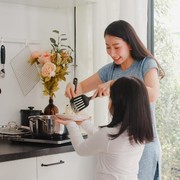 7 Ciri Kepribadian Orang yang Langsung Bersih-bersih Dapur saat Memasak