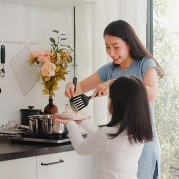 7 Ciri Kepribadian Orang yang Langsung Bersih-bersih Dapur saat Memasak