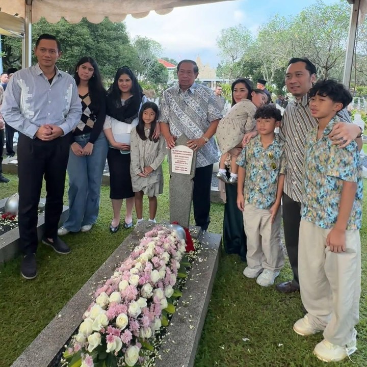 <p>Saat ziarah, Annisa juga tampak selalu memegangi perutnya yang sudah terlihat besar, Bunda. Melihat perubahan penampilan Annisa ini tak heran bila banyak netizen menduga bahwa perempuan 44 tahun ini tengah hamil anak kedua. (Foto: Instagram @agusyudhoyono)</p>