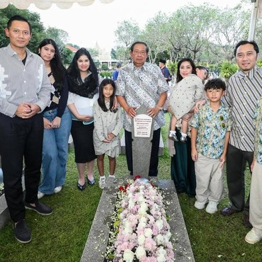 Annisa Pohan Tampil Anggun Saat Ziarah ke Makam Mertua, Baby Bump Jadi Perhatian