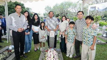 Annisa Pohan Tampil Anggun Saat Ziarah ke Makam Mertua, Baby Bump Jadi Perhatian