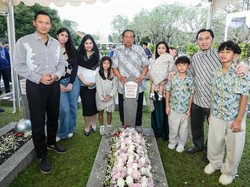 Annisa Pohan Tampil Anggun Saat Ziarah ke Makam Mertua, Baby Bump Jadi Perhatian