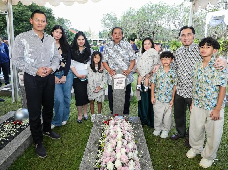 Annisa Pohan Tampil Anggun Saat Ziarah ke Makam Mertua, Baby Bump Jadi Perhatian