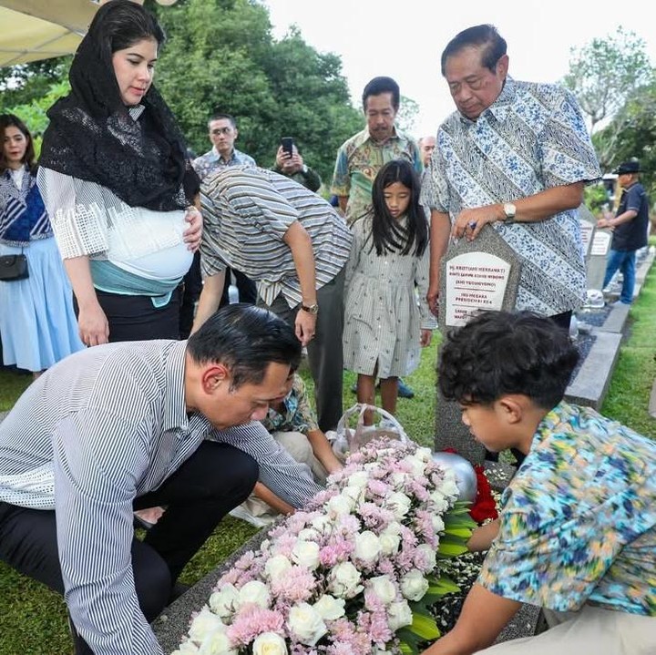 <p>Di kolom komentar unggahan Instagram Agus Harimurti Yudhoyono, beberapa netizen secara gamblang bahkan memanggil Annisa dengan sebutan Bumil cantik. Tak hanya itu, mereka juga turut bahagia untuk Annisa. "Bumil cuantik <em>masyaallah</em>," tulis akun @ma***. "Liat bumil seneng banget liatnya kira2 berp bulan ya," ujar @jo***. "<em>Maa syaa Allah</em> buat mba anisa pohan semoga Allah jaga dan Allah lancarkan sampai persalinannya aamiin," ungkap akun @re***. (Foto: Instagram @agusyudhoyono)</p>