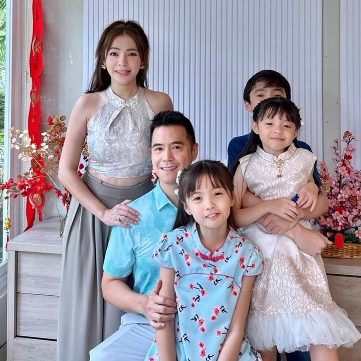 <p>Artis Maya Septha menghabiskan waktu dengan keluarga untuk merayakan momen Imlek 2026. Di postingan Instagram Stories miliknya, Maya membagikan momen saat keuarganya menjalani tradisi bagi-bagi amplop merah untuk anak-anak. Perempuan 39 tahun ini juga mengunggah potret bersama suami dan ketiga anaknya di hari spesial tersebut. "Gong Xi Gong Xi," tulisnya. (Foto: Instagram @mayaseptha7)</p>