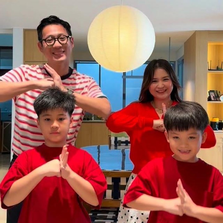 <p>Pasangan artis Junior Liem dan Putri Titian selalu merayakan Tahun Baru Imlek setiap tahunnya. Di tahun ini, keduanya kembali membagikan momen saat merayakan Imlek bersama kedua putra mereka, Theodore Iori Liem dan Mykah Iago Liem. Dalam unggahan di Instagram, Junior Liem dan Putri Titian membagikan video bersama kedua putra mereka saat melakukan gerakan dengan musik khas Imlek. "Semangat awal tahun..langsung di uji lewat military challenge. Tertawa, berkeringat, dan membuat kenangan bersama. Cara terbaik untuk memulai tahun baru. Selamat Tahun Baru Imlek! Semoga rumah kita selalu dipenuhi sukacita, kekuatan, dan banyak tawa! Gong xi fa cai," (Foto: Instagram @putrititian)</p>