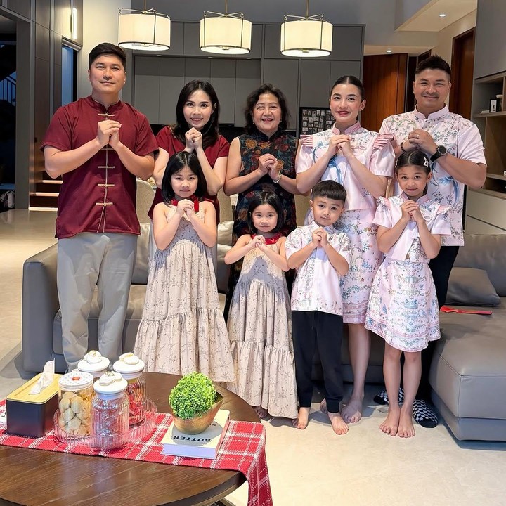 <p>Pasangan artis Chelsea Olivia dan Glenn Aliensky merayakan Imlek tahun ini dengan kumpul bersama keluarga besar. Dalam video yang diunggah di Instagram, Chelsea menunjukkan momen saat menyantap hidangan Imlek bersama keluarganya. Chelsea juga terlihat mengenakan baju bernuansa China yang motifnya sama dengan sang suami dan kedua anaknya. Menyambut Tahun Baru Imlek dengan hati penuh syukur dan hidangan yang melimpah -Keluarga Alinskie-," tulis Chelsea. (Foto: Instagram @chelseaoliviaa)</p>