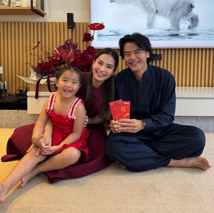 <p>Aktor Dion Wiyoko merayakan Imlek bersama keluarga kecilnya, yakni sang istri Fiona Anthony dan putri semata wayangnya Gianna Mae Wiyoko. Dalam potret yang dibagikan di media sosial, Dion terlihat mengenakan baju berwarna biru tua, sementara istri dan putrinya kompak memakai baju bernuansa warna merah. Dalam potret ini, Dion juga memamerkan amplop merah khas perayaan Tahun Baru Imlek. "Semoga kalian sehat dan sejahtera di tahun ini. Gong Xi Gong Xi," demikian <em>caption</em> unggahan Dion dan sang istri. (Foto: Instagram @fionaanthony/ @dionwiyoko)</p>