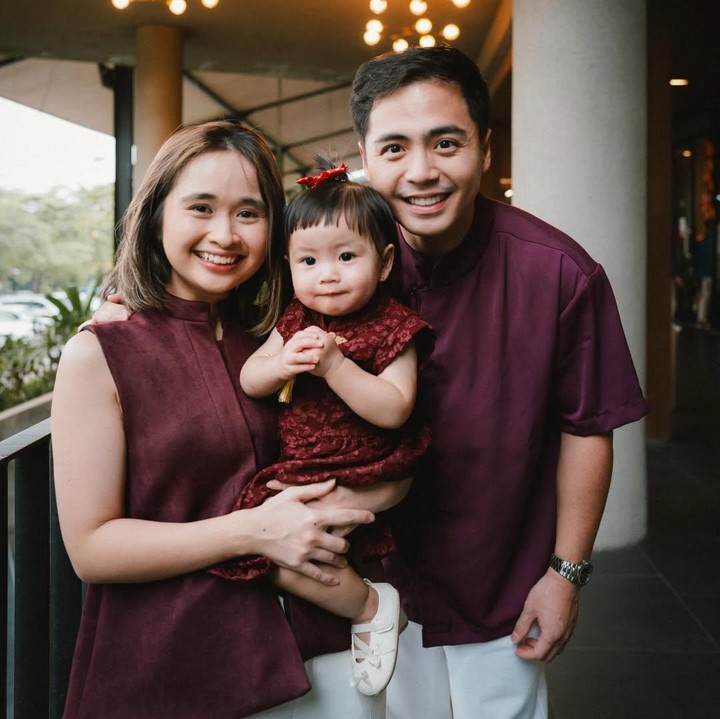 <p>Artis Gritte Agatha kembali merayakan Imlek bersama suaminya Arif Hidayat dan sang putri Agatha Hidayat. Perayaan Imlek tahun ini menjadi yang kedua bagi Gritte setelah resmi menyandang status sebagai Bunda. Gritte memaknai Imlek tahun ini sebagai sesuatu yang penuh cinta. "Tahun Baru Imlek lagi, kali ini dengan buah hati kecil kami dalam pelukan. Lebih banyak cinta, lebih banyak tawa, lebih banyak alasan untuk bersyukur. Gong Xi Fa Cai," ungkap perempuan 29 tahun ini. (Foto: Instagram @gritteagathaa)</p>