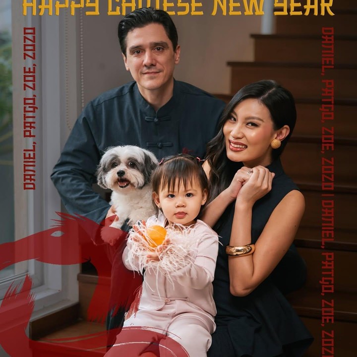 <p>Model dan presenter Patricia Gouw juga merayakan Imlek di tahun ini. Perempuan 35 tahun itu merayakan Imlek bersama suaminya Daniel Bertoli dan anak semata wayangnya, Zoe Harper Bertoli. Untuk merayakan Imlek, Patricia bersama suami dan putrinya mengabadikan momen dalam foto bernuansa Tahun Baru China ini. "Menyambut Tahun Kuda dengan penuh keanggunan dan keberuntungan," tulisnya. (Foto: Instagram @patriciagouw)</p>