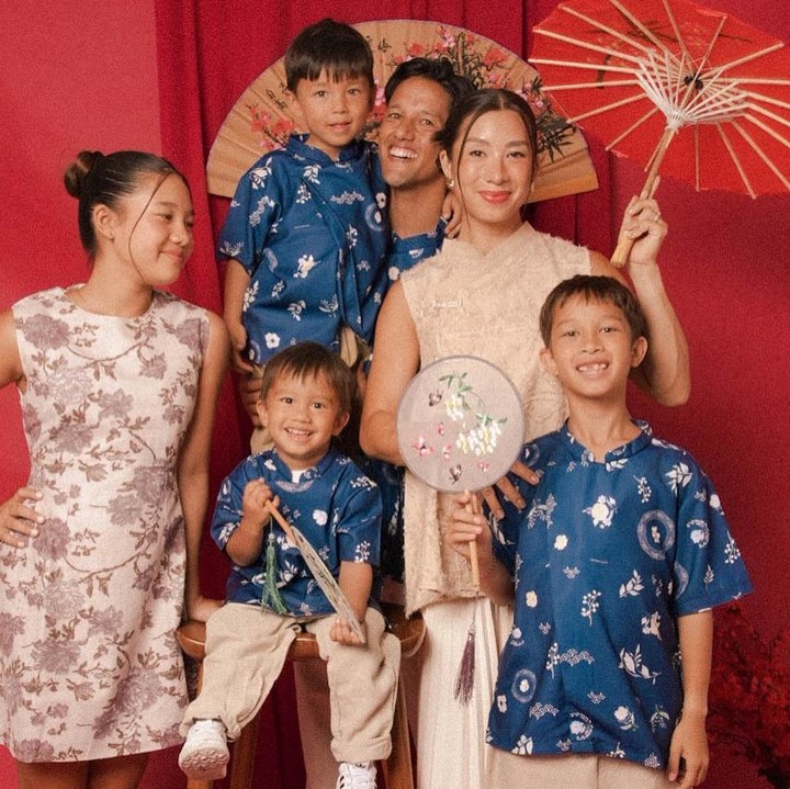 <p>Pasangan Jennifer Bachdim dan suaminya Irfan Bachdim juga mengabadikan momen kebersamaan dengan empat anak mereka di Tahun Baru Imlek. Dalam foto ini, Jennifer Bachdim dan putrinya Kiyomi kompak mengenakan baju tradisional China bernuansa warna putih. Sementara itu, sang suami Irfan Bachdim mengenakan baju berwarna biru yang senada dengan ketiga putranya Kenji, Kiyoji, dan Kiro. "Siap untuk tahun kuda," tulis Jennifer Bachdim di unggahan foto ini. (Foto: Instagram @jenniferbachdim)</p>