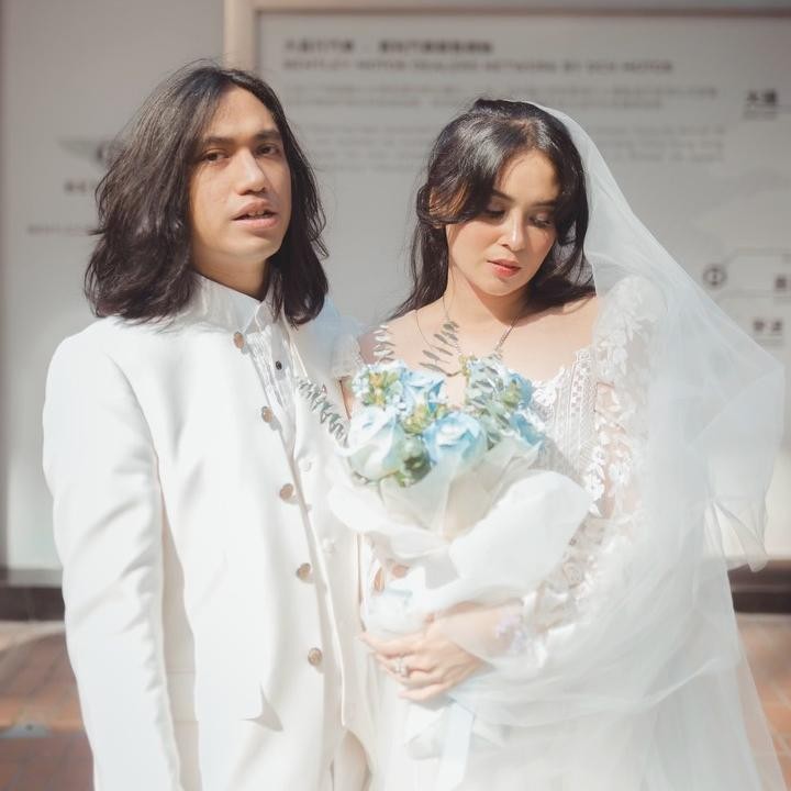 <p>Dalam unggahan ini, Ayushita dan Gerald Situmorang menuliskan caption tanggal pernikahan mereka yang ternyata sudah berlangsung pada 18 Januari 2026. Pasangan ini baru mengungkapnya ke publik sebelum setelah resmi menikah. "18 Januari 2026," tulis Gerald Situmorang dan Ayushita. (Foto: Instagram @geraldsitumorang/ @ayushita)</p>