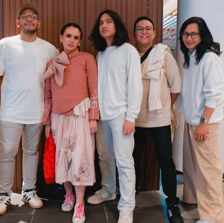 <p>Jalinan asmara Ayushita dan Gerald Situmorang memang jauh dari sorot media, Bunda. Pada akhir tahun lalu, Ayushita&nbsp;sempat membagikan momen bersama Gerald dan beberapa rekan musisi yang membantunya tampil di atas panggung. Saat itu, Ayushita tidak secara terang-terangan mengungkap hubungannya dengan Gerald. Perlu diketahui ya, Gerald Situmorang sendiri merupakan salah satu musisi terkenal di Tanah Air. Selain bersolo karier sebagai gitaris, Gerald dikenal sebagai <em>bassist</em> dari grup musik Barasuara. (Foto: Instagram @geraldsitumorang/ @ayushita)</p>