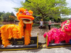 Kala Barongsai Naik Kereta Danau Pukau Wisatawan di Floating Market