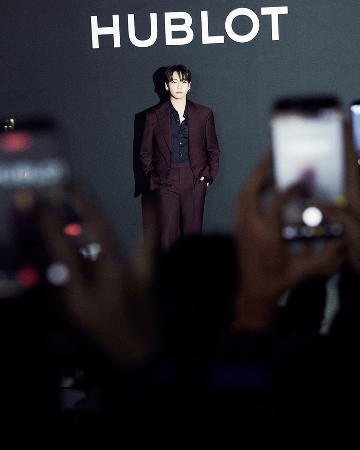 Bergabungnya pemilik julukan &lsquo;Golden Maknae&rsquo; berusia 28 tahun satu ini ke dalam keluarga Hublot menandai era baru bagi Swiss luxury watch manufacturer tersebut. Kolaborasi spektakuler itu pun tentunya langsung menarik perhatian dunia./ Foto: x.com/Hublot