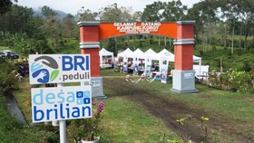 BRI Peduli Beri Bantuan Proyektor dan Alat Tulis ke SD di Bandung